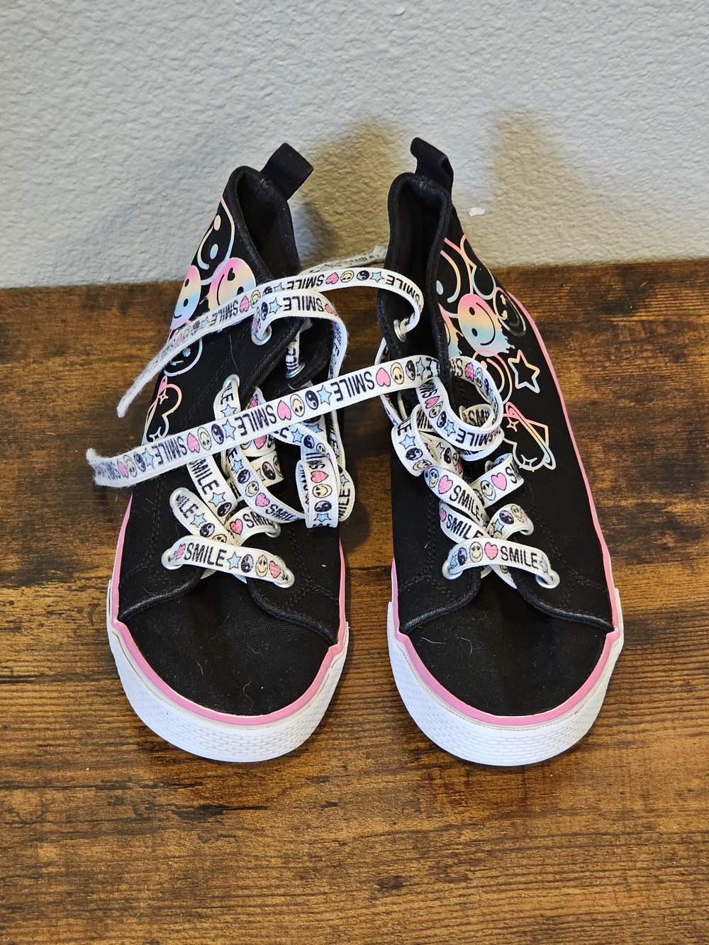 Place Black Canvas Kids Sneakers with Pink Trim and Smile Laces